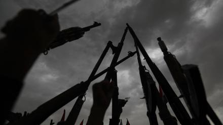 Jemeniten schwingen ihre Gewehre und skandieren Slogans während einer Solidaritätskundgebung mit den Palästinensern und dem Gazastreifen und zur Verurteilung Israels und der USA in der von den Huthis regierten Hauptstadt Sanaa (Symbolbild).