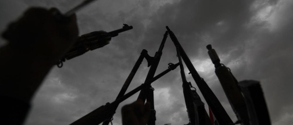 Jemeniten schwingen ihre Gewehre und skandieren Slogans während einer Solidaritätskundgebung mit den Palästinensern und dem Gazastreifen und zur Verurteilung Israels und der USA in der von den Huthis regierten Hauptstadt Sanaa (Symbolbild).