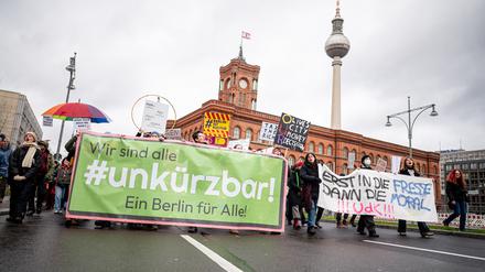 Teilnehmer laufen bei einer vergangenen Demonstration des Bündnisses «#Unkürzbar!» gegen Sparpläne des Berliner Senats vor dem Fernsehturm und dem Roten Rathaus durch Berlin-Mitte. Das Bild wurde nicht im Juli 2025 aufgenommen.
