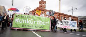 Teilnehmer laufen bei einer vergangenen Demonstration des Bündnisses «#Unkürzbar!» gegen Sparpläne des Berliner Senats vor dem Fernsehturm und dem Roten Rathaus durch Berlin-Mitte. Das Bild wurde nicht im Juli 2025 aufgenommen.