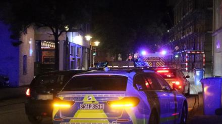 Anwohner hören Schussgeräusche - und finden einen verletzten Mann. Die Polizei nimmt nach stundenlanger Fahndung zwei Tatverdächtige fest.