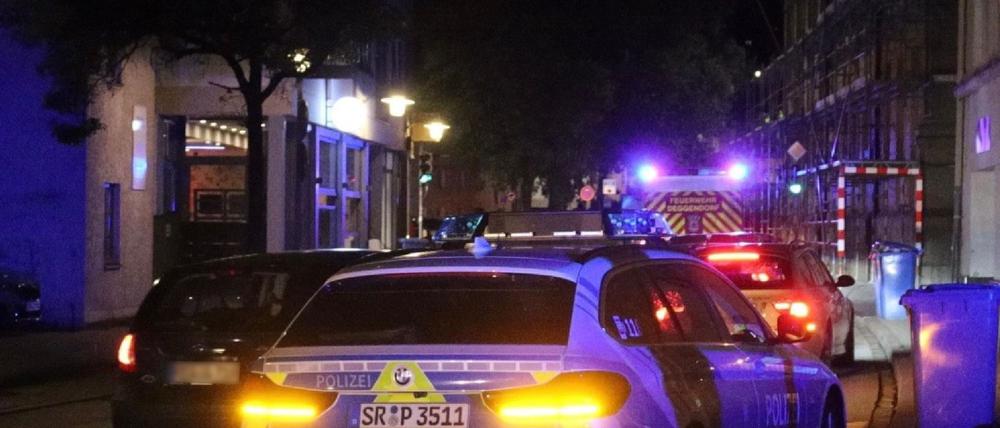 Anwohner hören Schussgeräusche - und finden einen verletzten Mann. Die Polizei nimmt nach stundenlanger Fahndung zwei Tatverdächtige fest.
