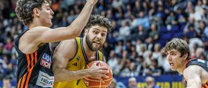 Albas William McDowell-White (M) kämpft gegen Ben Saraf (l) von ratiopharm Ulm um den Ball. 