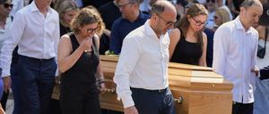 Die Särge von Diogo Jota und seinem Bruder André Silva werden während ihrer Beerdigung nach dem Trauergottestdienst getragen.