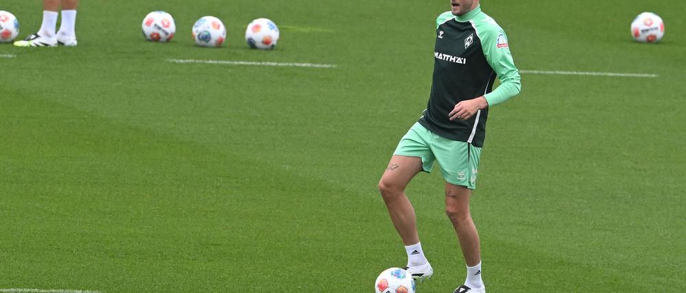 Werder-Stürmer Marvin Ducksch hat sich beim Trainingsauftakt verletzt.