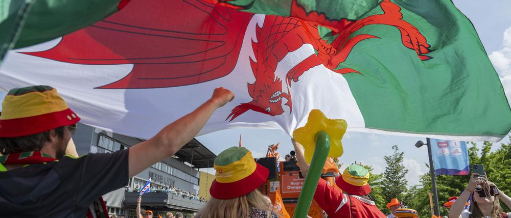 Walisische Fans feiern zum EM-Start; vor dem zweiten Spiel erlebten die Spielerinnen von der Insel dann einen Schreckmoment.