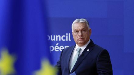 Ungarns Ministerpräsident Viktor Orbán trifft im Gebäude des Europäischen Rates in Brüssel zu einem EU-Gipfel ein (Symbolbild).