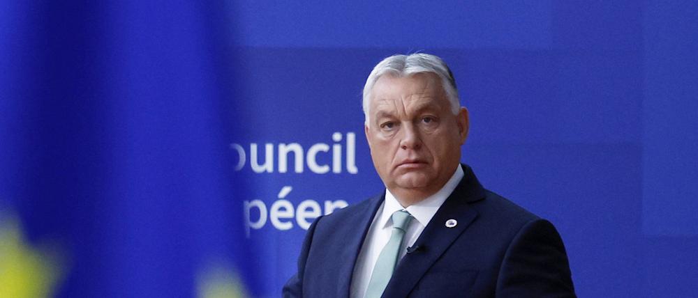 Ungarns Ministerpräsident Viktor Orbán trifft im Gebäude des Europäischen Rates in Brüssel zu einem EU-Gipfel ein (Symbolbild).