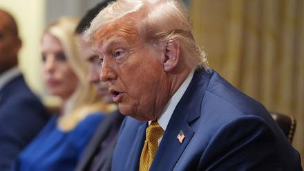 Trump kritisiert Putin. 