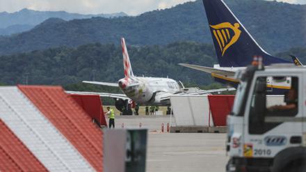 Flugzeuge sind auf dem Flughafen Mailand-Bergamo zu sehen, nachdem der Flugbetrieb vorübergehend eingestellt wurde, nachdem eine Person während der Startvorbereitungen auf einer Landebahn ums Leben kam.