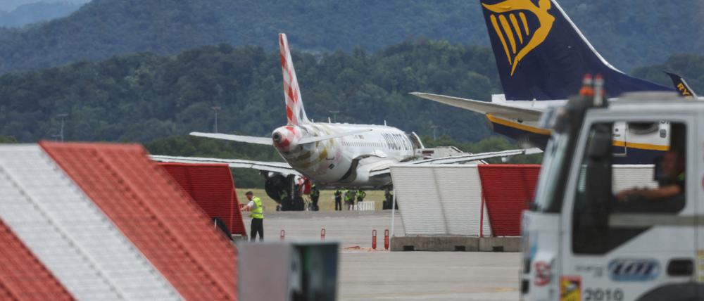 Flugzeuge sind auf dem Flughafen Mailand-Bergamo zu sehen, nachdem der Flugbetrieb vorübergehend eingestellt wurde, nachdem eine Person während der Startvorbereitungen auf einer Landebahn ums Leben kam.