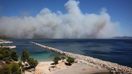 Riesige Rauchwolken versetzen die Bewohner von Marseille in Schrecken.