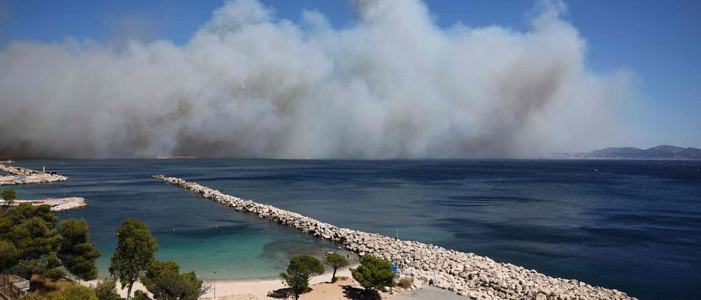 Riesige Rauchwolken versetzen die Bewohner von Marseille in Schrecken.