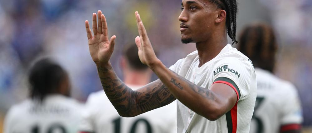 Kein Jubel: Der bei Fluminense ausgebildete Angreifer João Pedro hebt nach seinem Tor für Chelsea entschuldigend die Hände.