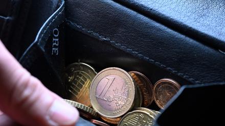 Bei vielen Menschen in Deutschland ist die Sorge um die eigene finanzielle Zukunft groß. (Symbolbild)