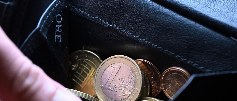 Bei vielen Menschen in Deutschland ist die Sorge um die eigene finanzielle Zukunft groß. (Symbolbild)