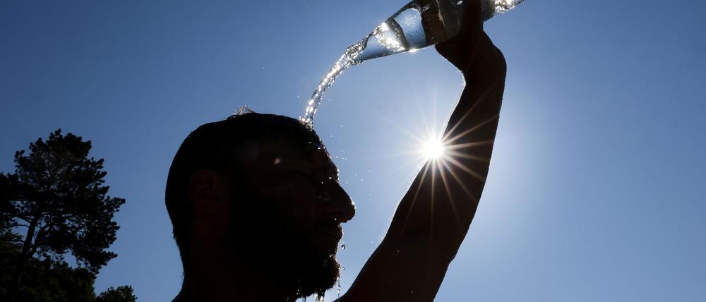 Ein Mann kühlt sich bei Hitze ab. (Archivbild)