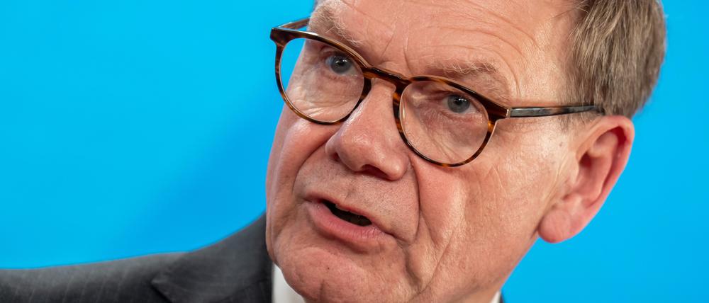 Außenminister Johann Wadephul (CDU) spricht bei einem Pressestatement mit seinem chinesischen Amtskollegen nach dem Treffen zu einem strategischen Dialog. 
