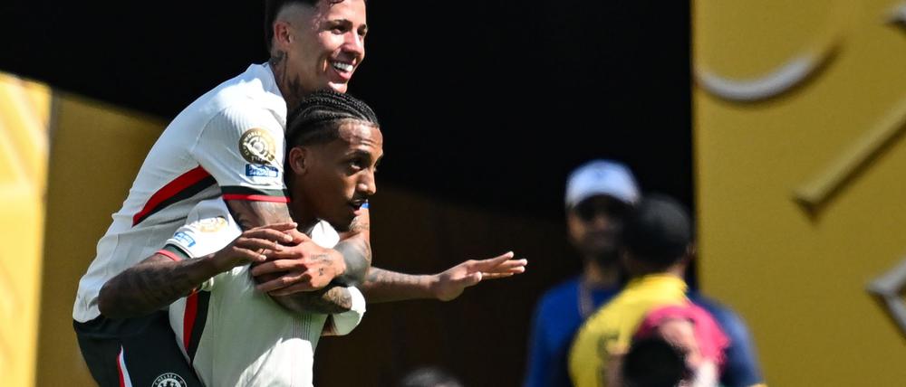Enzo Fernandez (oben) feiert Matchwinner João Pedro nach dessen zweitem Tor gegen seinen Ex-Club Fluminense. Der Brasilianer hebt entschuldigend die Hände. 