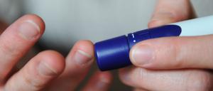 Wie steht es um den Blutzucker? Der Piks in den Fingern gehört für viele Diabetiker zum Alltag, um Entgleisungen rasch zu erkennen und Insulin richtig dosieren zu können.