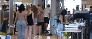 Menschen betreten eine Sicherheitskontrolle der Transportation Security Administration am internationalen Flughafen von Philadelphia. Die Schuhe dürfen an den Füßen bleiben.