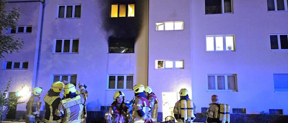 Die Flammen schlugen bis in den zweiten Stock über. (Foto aktuell)