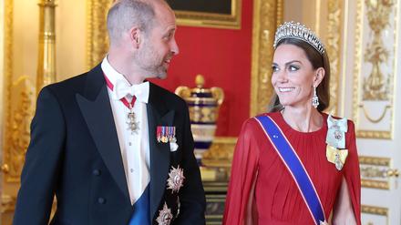 Prinzessin Kate (r.) und Prinz William waren lächelnd auf mehreren Bildern zu sehen.