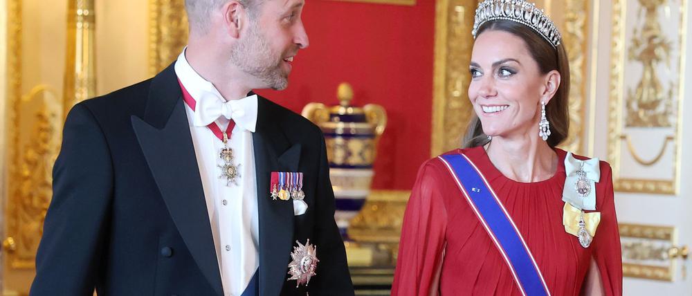 Prinzessin Kate (r.) und Prinz William waren lächelnd auf mehreren Bildern zu sehen.