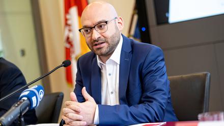 René Wilke (parteilos), Innenminister von Brandenburg, nimmt an der Vorstellung des Verfassungsschutzbericht 2024 teil.