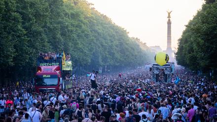 Menschen feiern 2023 bei der Technoparade «Rave the Planet» vor der Siegessäule in Berlin. Auch in diesem Jahr werden wieder Tausende Menschen erwartet in Berlin zu dem Umzug.