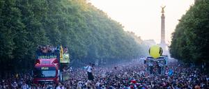 Menschen feiern 2023 bei der Technoparade «Rave the Planet» vor der Siegessäule in Berlin. Auch in diesem Jahr werden wieder Tausende Menschen erwartet in Berlin zu dem Umzug.