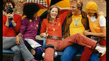 Fröhliche Hippies. Junge Amerikaner in T-Shirts aus Baumwollstrick von Elaine Post und Knitquake, 1971. 