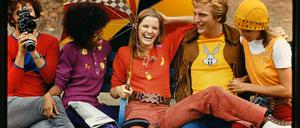 Fröhliche Hippies. Junge Amerikaner in T-Shirts aus Baumwollstrick von Elaine Post und Knitquake, 1971. 