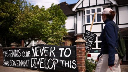 In Wimbledon hängt ein Protestbanner mit der Aufschrift „1963 Tennis club signed covenant never to develop this“.