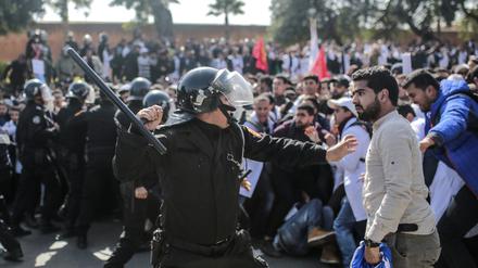 Eine Demonstration von Lehrern in Marokko (Archivbild 2019) wird von der Polizei aufgelöst.