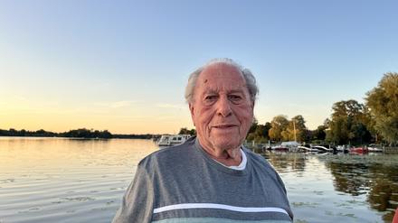 Rudi Gehrig, 96, neben seinem Boot am Nieder Neuendorfer See in Heiligensee. Er berichtet wie ihn ein Busfahrer im Sturmchaos dafür sorgte, dass er nach Hause kam. Fotos: Valentin Petri/TSP
