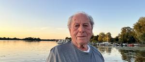Rudi Gehrig, 96, neben seinem Boot am Nieder Neuendorfer See in Heiligensee. Er berichtet wie ihn ein Busfahrer im Sturmchaos dafür sorgte, dass er nach Hause kam. Fotos: Valentin Petri/TSP