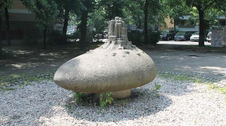Dieses Kunstwerk soll wieder ans Tageslicht: Der Quellstein von Karl-Günter Möpert ist aktuell beim Bezirksamt Lichtenberg eingelagert.