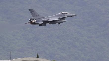 Ein F-16V-Kampfflugzeug der Luftwaffe von Taiwan startet während der jährlichen Han-Kuang-Militärübungen im Bezirk Hualien im Osten Taiwans (Archivbild 2024).