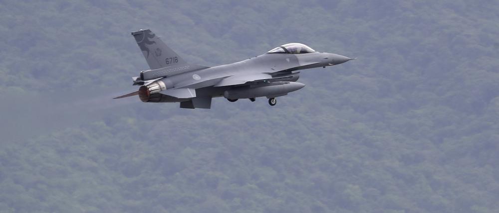 Ein F-16V-Kampfflugzeug der Luftwaffe von Taiwan startet während der jährlichen Han-Kuang-Militärübungen im Bezirk Hualien im Osten Taiwans (Archivbild 2024).