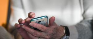 Handy-Nutzung im Alter (Symbolbild)