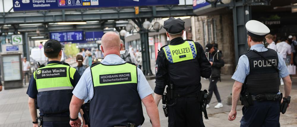 An den Bahnhöfen wollen Bundespolizei und DB Sicherheit gemeinsam die Präsenz erhöhen, um Straftaten vorzubeugen und das Sicherheitsgefühl der Reisenden zu stärken. (Archivfoto)