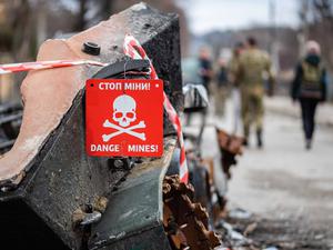 Nach dem Abzug der russischen Truppen aus der Region um Kiew haben die Aufräumarbeiten begonnen und Gebäude wurden mit Minenwarnungen versehen.