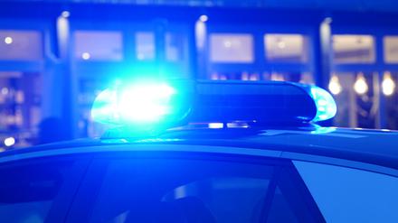 Blaulicht auf einem Einsatzauto der Polizei (Symbolbild).