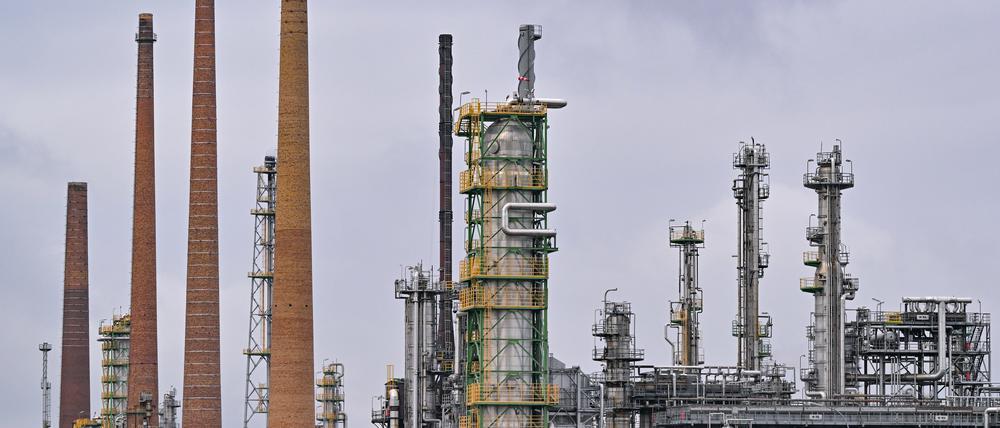 Verschiedene Anlagen der Rohölverarbeitung auf dem Gelände der PCK-Raffinerie GmbH.