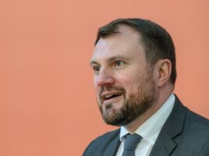 ARCHIV - 17.02.2025, Brandenburg, Neuenhagen: Daniel Keller (SPD), Wirtschaftsminister in Brandenburg, spricht zur Inbetriebnahme der Uckermarkleitung. (zu dpa: «Minister wertet Mindestlohn positiv - BSW fordert mehr») Foto: Patrick Pleul/dpa +++ dpa-Bildfunk +++