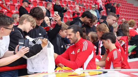 Christopher Trimmel schrieb nach dem Training fleißig Autogramme.