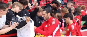 Christopher Trimmel schrieb nach dem Training fleißig Autogramme.