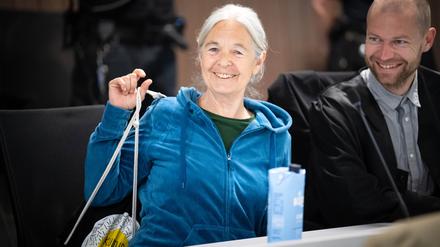Die frühere RAF-Terroristin Daniela Klette sitzt zu Beginn des Verhandlungstages im provisorischen Gerichtssaal des Landgerichts Verden in Verden-Eitze.