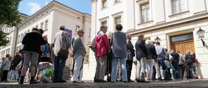 Illegales Einreihen. Wenn man weiter vorn einen Bekannten entdeckt, ist das kein Grund, sich vorzudrängeln in der Schlange. (Symbolbild)